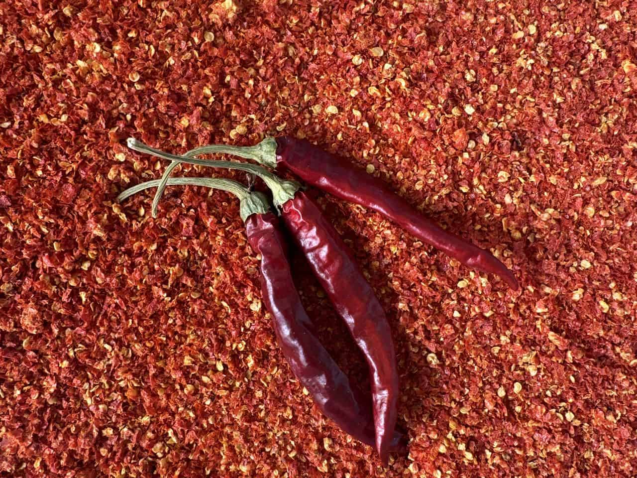 Ako uskladniť chilli – domáce drvené chilli vločky s celými sušenými papričkami