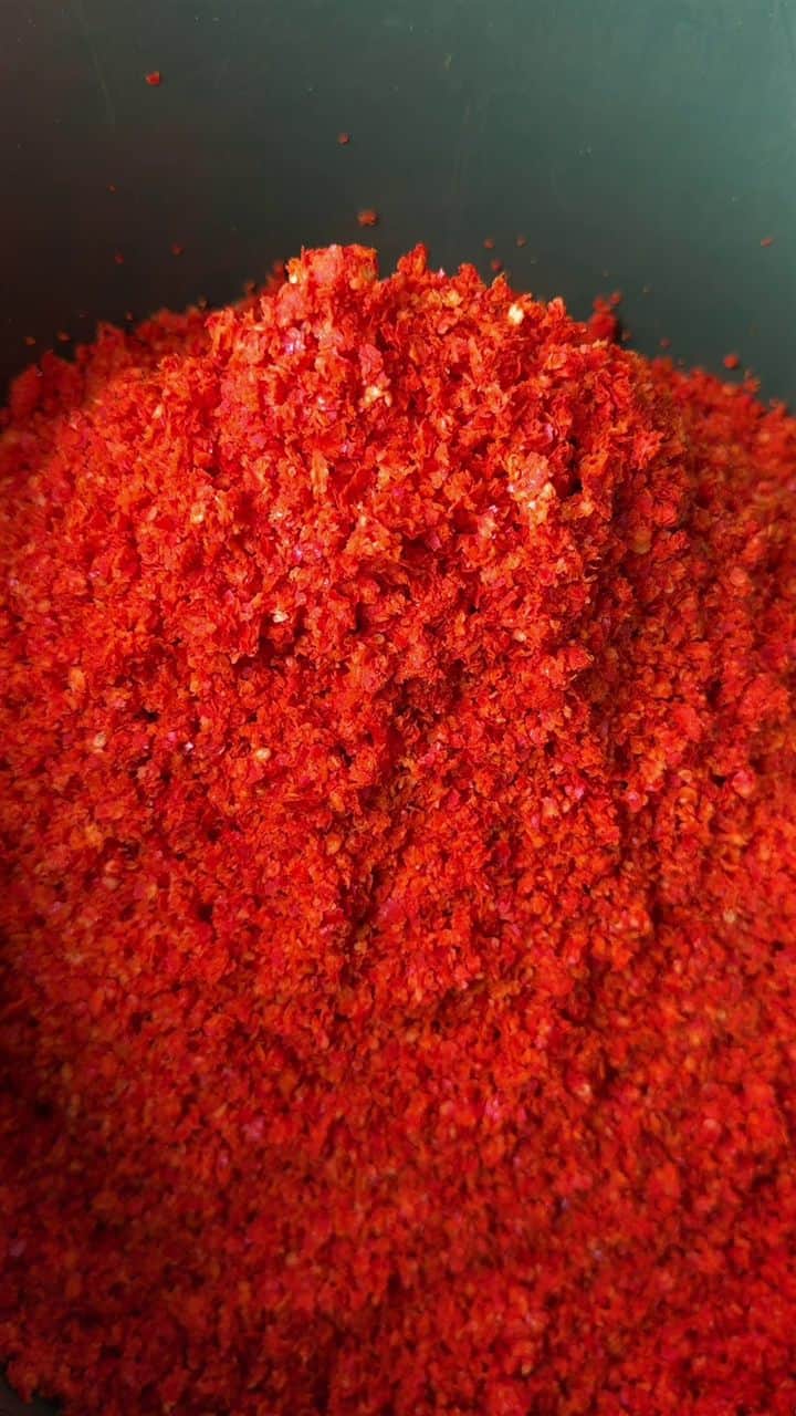 Lisovanie chilli papričiek za studena – vznik tekutého výťažku